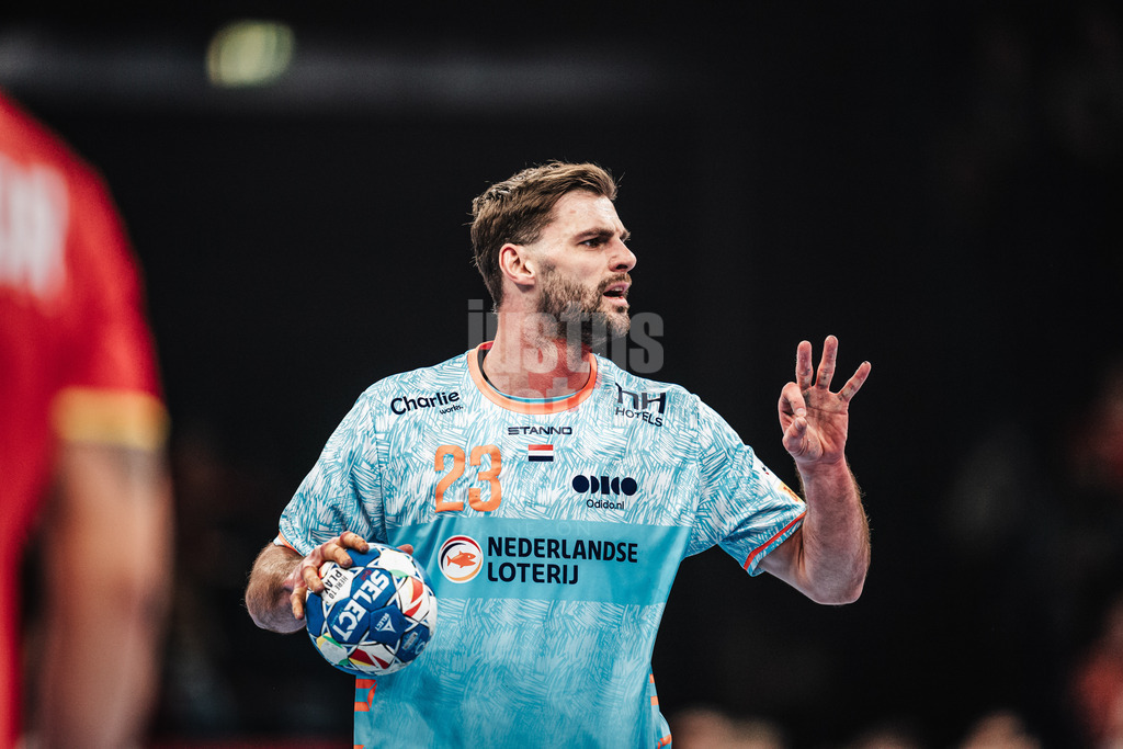 Handball | Herren | EHF EURO 2024 | European Championshop Men 2024 Final Tournament | Niederlande vs. Portugal | 23.01.2024 | Jorn Smits (#23, Holland, NED) unsicher