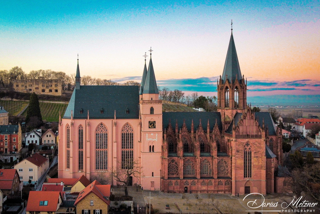 Katharinenkirche in Oppenheim | Die imposante Katharinenkirche in Oppenheim gilt als eine der bedeutendsten gotischen Kirchen am Rhein. Ihre Errichtung erfolgte in mehreren Bauabschnitten im 13., 14. und 15. Jahrhundert. Heute ist sie eine der schönsten Sehenswürdigkeiten in Rheinhessen.