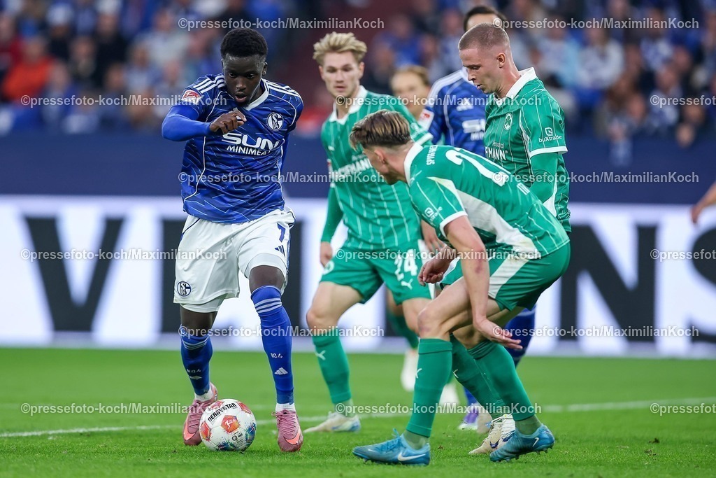 S0426092501123 | 25.09.2025, Fußball, FC Schalke 04 - SpVgg Greuther Fürth, 7.Spieltag, 2. Fußball Bundesliga, Veltins-Arena Gelsenkirchen, Saison 2025 2026: Christian Pierre Louis Gomis (Schalke04 #07)im Zweikampf gegen  Noah König&nbsp;(Greuther Fürth #17) Brynjar Ingi Bjarnason&nbsp;(Greuther Fürth #25) Luca Itter&nbsp;(Greuther Fürth #27) DFB regulations prohibit any use of photographs as image sequences and or quasi-video.