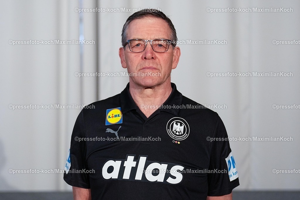 xYDRx12012601002 | 12.01.2026, xydrx, Handball, Portraittermin der Deutschen Nationalmannschaft in Hannover vor der EHF Euro 2026: Alfred Gislason (Cheftrainer Deutsche Handball Nationalmannschaft)
