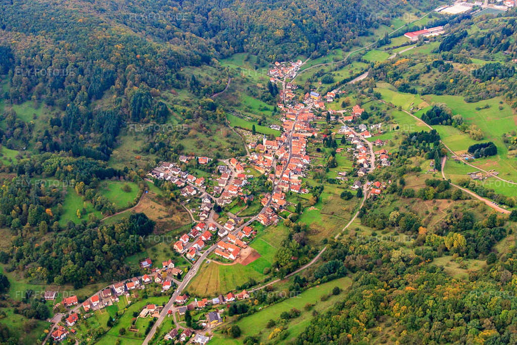 Luftbild: Dorfansicht im Dernbachtal in Dernbach im Bundesland Rheinland-Pfalz in Deutschland. Foto: IMG_60013.jpg vom 08.10.2013 durch Werner Riehm/FLY-FOTO.de