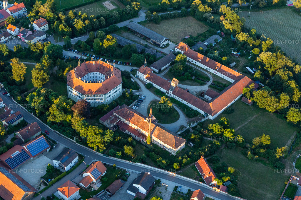 Luftbild: Schloß Sünching in Sünching im Bundesland Bayern in Deutschland. – Foto: IMG_133341.jpg vom 03.07.2022 durch Werner Riehm/FLY-FOTO.de – Auflösung des Originals: 4286 x 2857 px – Gemeinde Sünching | Gemeinde Sünching
