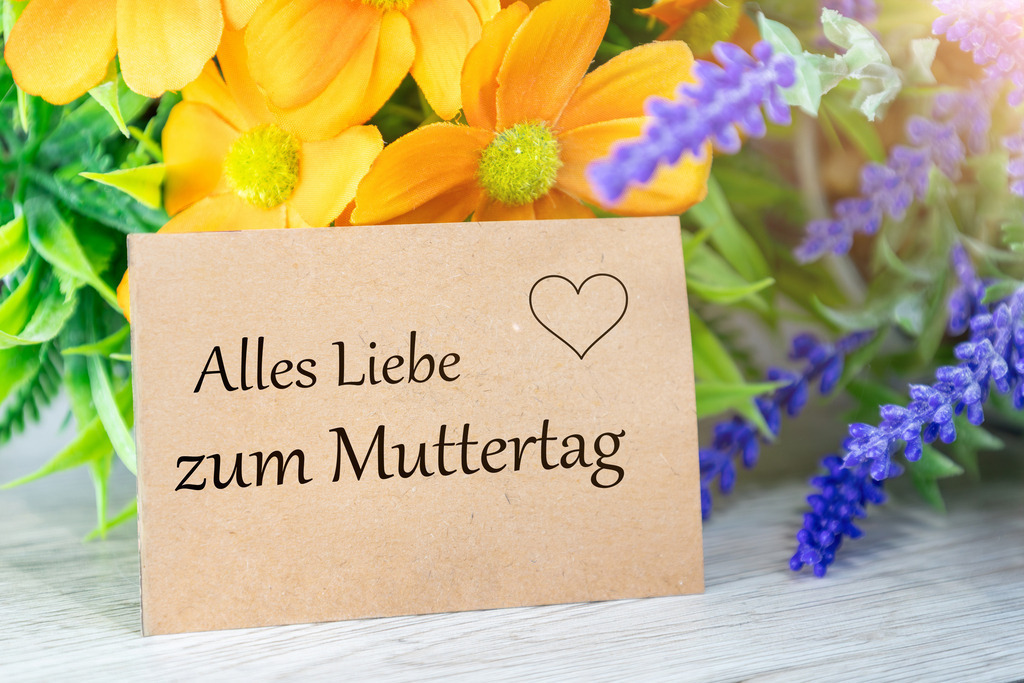 Muttertag 2026 - Liebevolle Grüße | Liebevoller Muttertagsgruß auf einer Karte, umgeben von bunten Frühlingsblumen (mit hinzugefügtem Text ALLES LIEBE ZUM MUTTERTAG) - Realisiert mit Pictrs.com