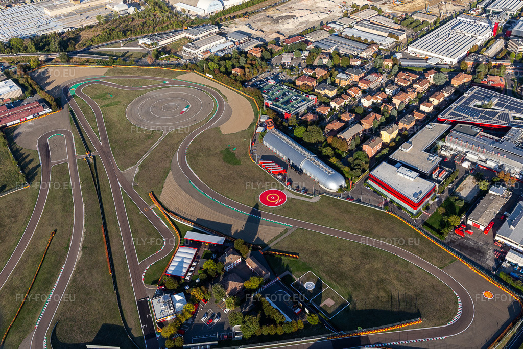 Vue aérienne: Circuit de Formule 1 de Ferrari, Pista di Fiorano près de Maranello/Émilie-Romagne à Fiorano Modenese dans le département Modena, Italie. Photo: IMG_134601.jpg prise le 19/09/2022 par Werner Riehm/FLY-FOTO.eu – Résolution de l'original: 5174 x 3450 px