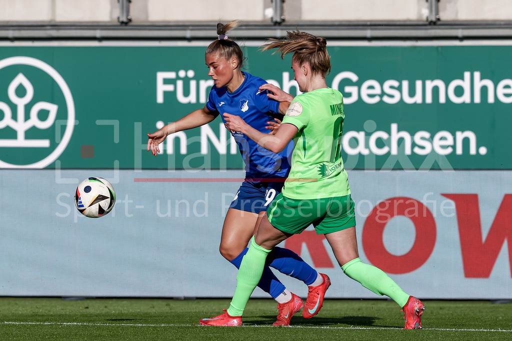 Fussball, Google Pixel Frauen-Bundesliga, VfL Wolfsburg - TSG 1899 Hoffenheim | v.li.: Selina Cerci (TSG 1899 Hoffenheim, 29) und Janina Minge (VfL Wolfsburg, 6) im Zweikampf, Duell, Dynamik, Aktion, Action, Spielszene, DIE DFB-RICHTLINIEN UNTERSAGEN JEGLICHE NUTZUNG VON FOTOS ALS SEQUENZBILDER UND/ODER VIDEOÄHNLICHE FOTOSTRECKEN. DFB REGULATIONS PROHIBIT ANY USE OF PHOTOGRAPHS AS IMAGE SEQUENCES AND/OR QUASI-VIDEO.