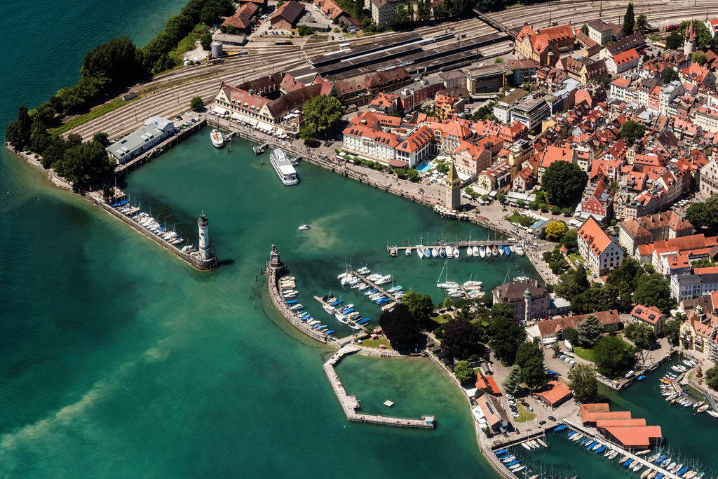 dr__0019148.jpg | LINDAU (BODENSEE) 04.07.2017 Ortskern am Uferbereich des Bodensee in Lindau (Bodensee) im Bundesland Bayern, Deutschland. // Village on the banks of the area Lake Constance in Lindau (Bodensee) in the state Bavaria, Germany. Foto: Daniel Reiter