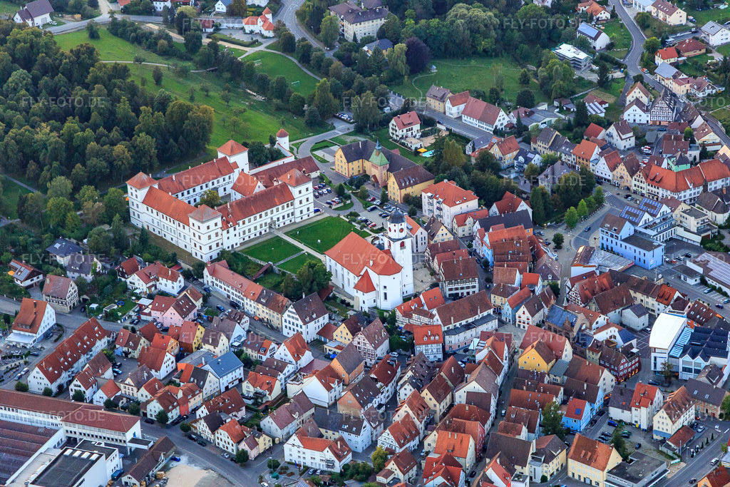 Luftbild: Schloss Meßkirch, Herz-Jesu-Heim Meßkirch und kathol. Kirche St. Martin in Meßkirch im Bundesland Baden-Württemberg in Deutschland. – Foto: IMG_094424.jpg vom 27.08.2016 durch Werner Riehm/FLY-FOTO.de – Auflösung des Originals: 5472 x 3648 px – Schloß Meßkirch Tagungen, Seminare und Feiern – Herz-Jesu-Heim Meßkirch | Stadt Meßkirch – WWW.MESSKIRCH-SAULDORF.DE