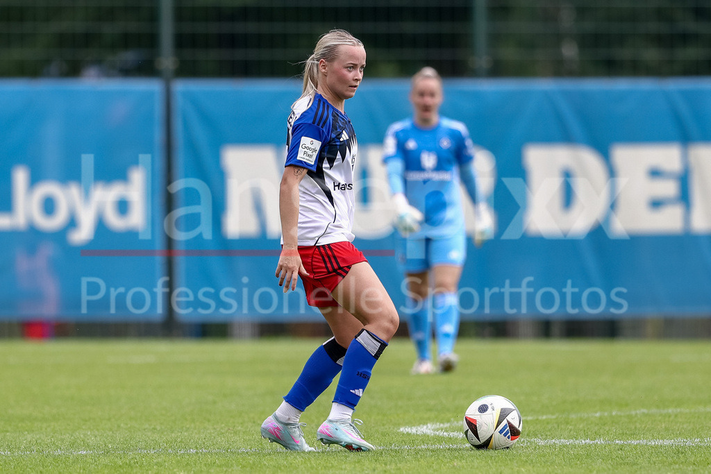Fussball, Testspiel Frauen, Hamburger SV - Holstein Kiel | Mia Büchele (Hamburger SV, 17) am Ball, Einzelbild, Ganzkörper, Aktion, Action, Spielszene