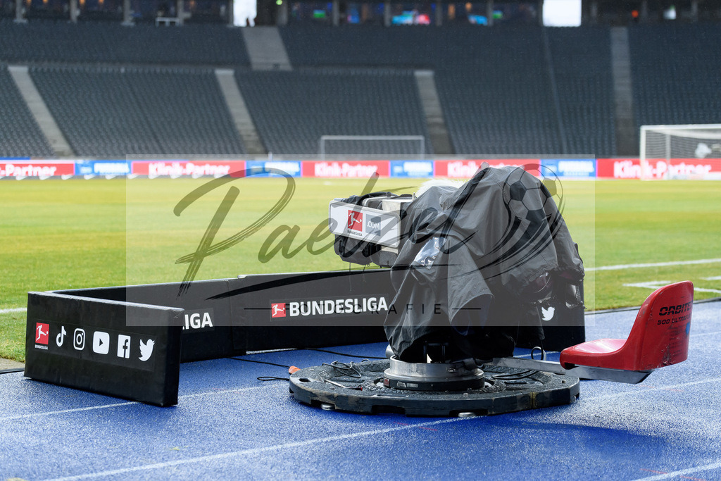 BSCFCB20220123_142 | Fussball, Herren: . TV-Kamera bei dem Spiel der 1. Bundesliga zwischen Hertha BSC und FC Bayern Muenchen im Olypiastadion am 23.01.2022 in Berlin, Deutschland.DFB / DFL REGULATIONS PROHIBIT ANY USE OF PHOTOGRAPHS AS IMAGE SEQUENCES AND/OR QUASI-VIDEO. - Realisiert mit Pictrs.com