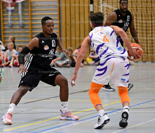 20220924-8800-bb-rossd-wiesb-HEN-FOTO | 24.09.2022 Basketball Oberliga Herren Saison 2022 2023 SKG Torros Rossdorf - BC Wiesbaden (75:67) v. li. 10 Tyrone McLaughlin (Ro) 4 Kaan Kus (WI) (Foto: Peter Henrich) - Realisiert mit Pictrs.com
