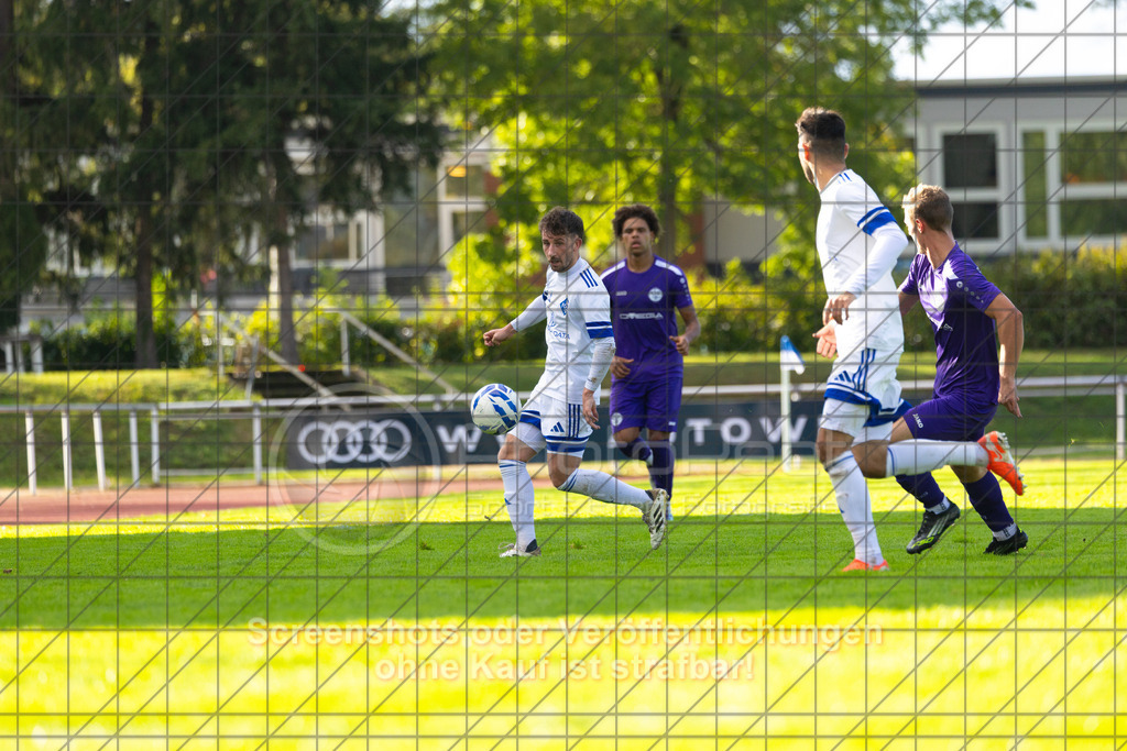 20261010_160513_0329_(c)_by_PhotoPeet | #,1.FC Eislingen (weiß) vs. TSV Bernhausen (lila), Fussball, Landesliga 2 - wfv, 11. Spieltag, Saison 2026/2027, Rasenplatz, Eichbachstation, Haldenstraße, 73054 Eislingen, 10.10.2026 - 15:30 Uhr,Foto: PhotoPeet / Sport- &amp; Eventfotografie / Peter Harich