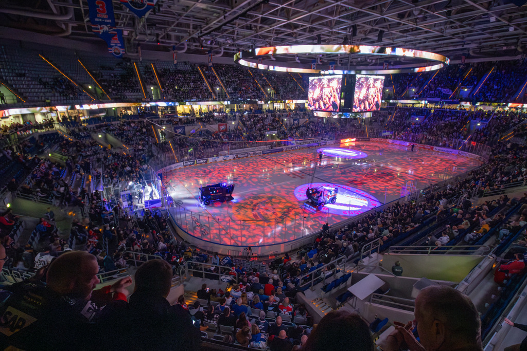 Die SAP-Arena vor dem DEL-Spiel der Adler Mannheim gegen Red Bull München am 01.12.2024. An diesem Sonntagabend verfolgten 9.921 Zuschauer das Spiel | Die SAP-Arena vor dem DEL-Spiel der Adler Mannheim gegen Red Bull München am 01.12.2024. An diesem Sonntagabend verfolgten 9.921 Zuschauer das Spiel - Realisiert mit Pictrs.com