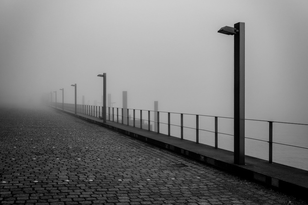 2025_02_01_HH-OEVELGOENNE NEBEL_MCP5250 sw | Hochwertig gedruckte Fotografien für die Wand, als Kalender und zum Verschenken. Hamburg & Norddeutschland und überall wo ich mit der Kamera unterwegs war.