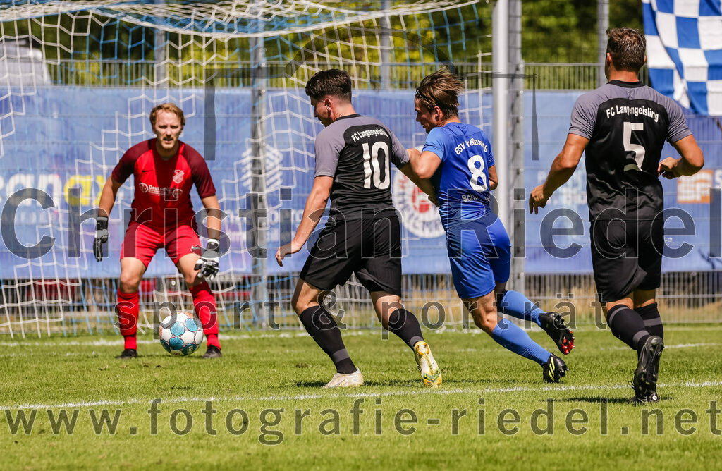 2023-08-12_084_FC_Langengeisling_gegen_ESV_Freilassing | Erding, Deutschland, 12.08.2023:
Fußball, Bezirksliga Oberbayern Ost 2023 / 2024, 4. Spieltag, FC Langengeisling gegen ESV Freilassing, Endergebnis: 2:1

Torwart Christian Bernhardt (FC Langengeisling, #1), Maximilian Maier (FC Langengeisling, #10), Marco Schmitzberger (ESV Freilassing, #8), Andreas Buchberger (FC Langengeisling, #5)

Foto: Christian Riedel / fotografie-riedel.net