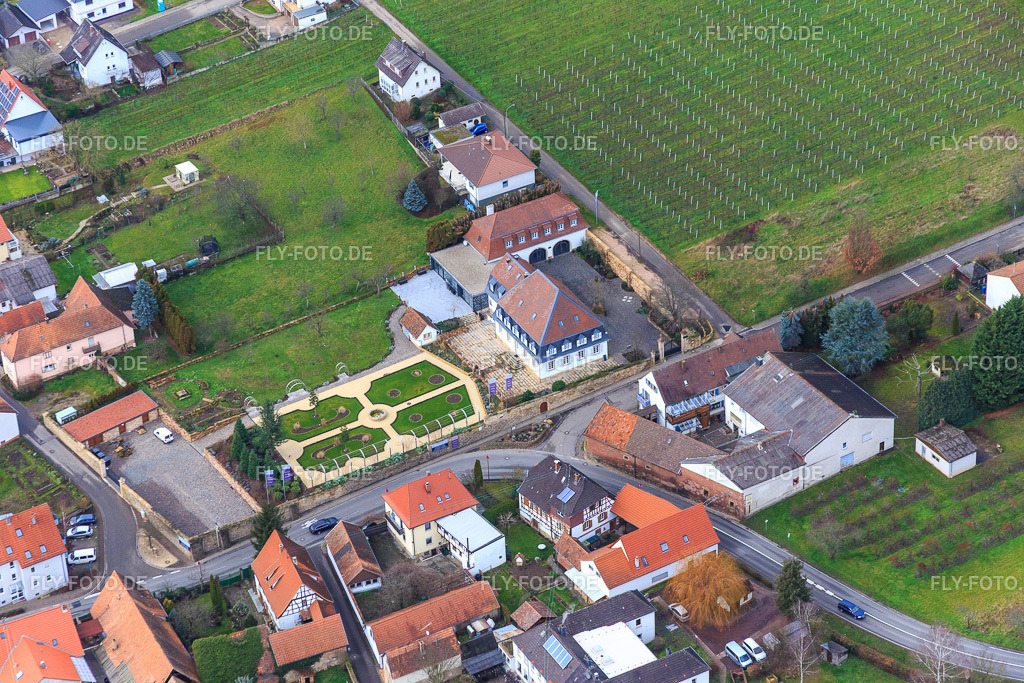 Park des Hotel Schlössl Oberotterbach http://www.schloessl-suedpfalz.de/ | Luftbild: Park des Hotel Schlössl Oberotterbach http://www.schloessl-suedpfalz.de/ in Oberotterbach im Bundesland Rheinland-Pfalz in Deutschland. Foto: IMG_085782.jpg vom 08.01.2016 durch Werner Riehm/FLY-FOTO.de - Realisiert mit Pictrs.com