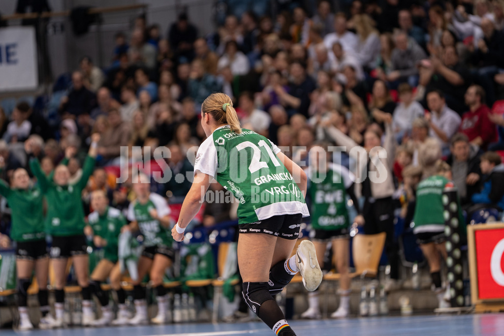 Handball I Frauen I Saison 2025-2026 I 1. HBF I 17. Spieltag I VFL Oldenburg - Thüringer HC I 0720 | Joanna Granicka (21, VfL Oldenburg) Jubel, Tor, Freude - Realisiert mit Pictrs.com