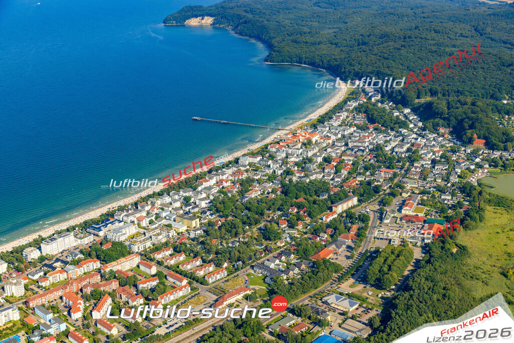 Luftbild der Stadt Binz - Das Luftbild wurde 2025 vom UL-Flugzeug heraus erstellt ( keine Drohnenaufnahme ) - Hochauflösende Luftaufnahme - für Wandbilder und großformatige Ausdrucke geeignet. Das besondere Geschenk!Hier alle&nbsp;Infos zur Lizenzierung der LuftaufnahmeWir fliegen auch dieses Jahr wieder in Ihre Region um Luftbilder zu erstellen.- Luftbild anfragen