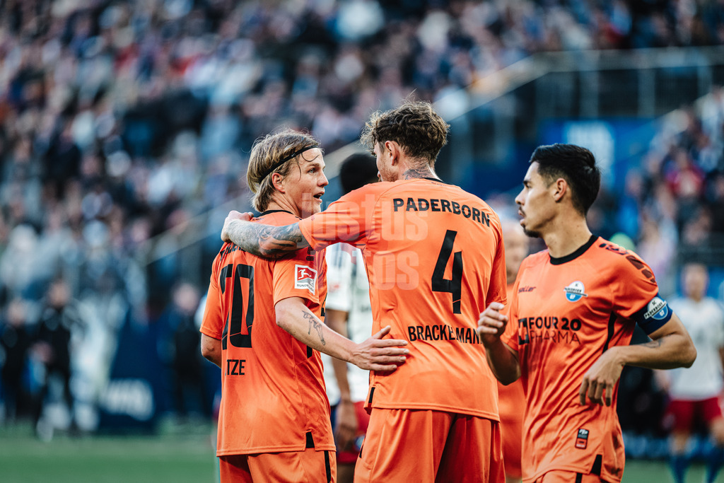 Fußball | Männer | Saison 2024/2025 | 2. Fußball-Bundesliga | 7. Spieltag | Hamburger SV vs. SC Paderborn 07 | 28.09.2024 | v.l. Felix Götze (#20, SC Paderborn 07) und Calvin Brackelmann (#4, SC Paderborn 07) im Gespräch