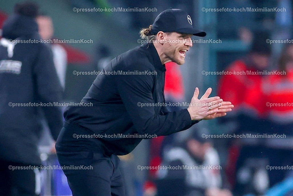 BMG13122502102 | 13.12.2025, Fußball, Borussia Mönchengladbach - VfL Wolfsburg, 1. Fußball Bundesliga, 14.Spieltag, Borussia-Park, Saison 2025 2026: Cheftrainer Eugen Polanski (Borussia Mönchengladbach) gestikulierend am Spielfeldrand    DFB regulations prohibit any use of photographs as image sequences and or quasi-video.