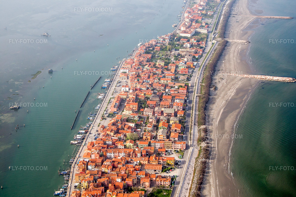 Aerial view: Settlement area in the district Pellestrina in Venice in Pellestrina in the state Veneto, Italy. – Photo: IMG_087439.jpg taken on 04/06/2016 by Werner Riehm/FLY-FOTO.com – Resolution of the original: 5472 x 3648 px