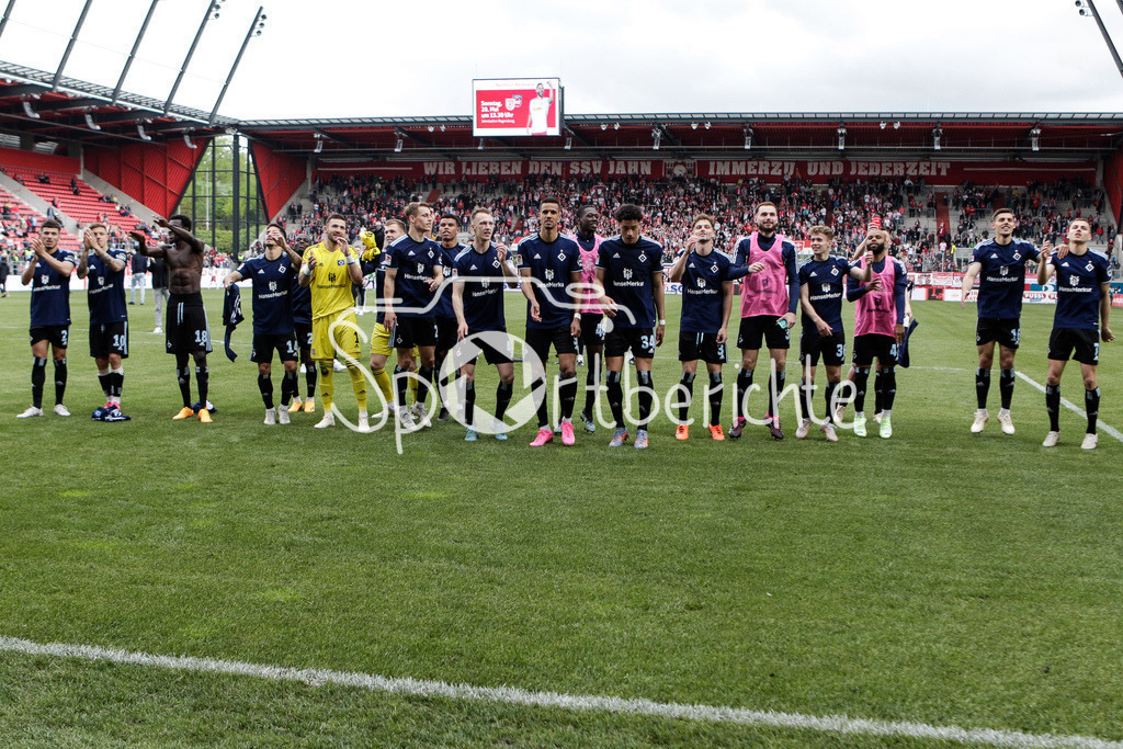 SSV Jahn Regensburg - Hamburger SV | Die Spieler des HSV feiern mit den mitgereisten fAns den Sieg in Regensburg / Jubel / Auswaertssieg / Freude / Ultras / DFL REGULATIONS PROHIBIT ANY USE OF PHOTOGRAPHS AS IMAGE SEQUENCES AND/OR QUASI-VIDEO/ / Daniel HEUER FERNANDEZ / Robert GLATZEL / Jonas DAVID / Moritz HEYER / Sebastian SCHONLAU