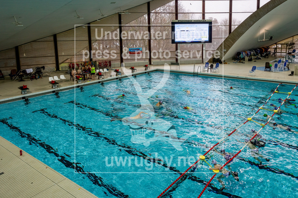 Unterwasser-Hockey: Rückrunde Liga 2023/2024 - Bild 29 | Spielbecken über Wasser, des Finales zwischen den Sporttaucher Berlin in weiß und den UWH München 1 in blau. - Realisiert mit Pictrs.com