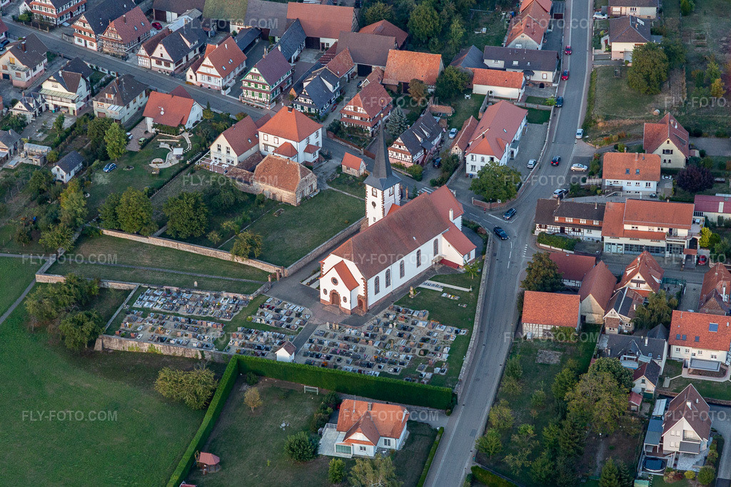 Aerial view: Cemetery at the Catholic Church of Saint-Martin in Seebach in the state Bas-Rhin, France.Photo: IMG_123295.jpg taken on 09/30/2020 by Werner Riehm/FLY-FOTO.comResolution of the original: 5170 x 3447 px