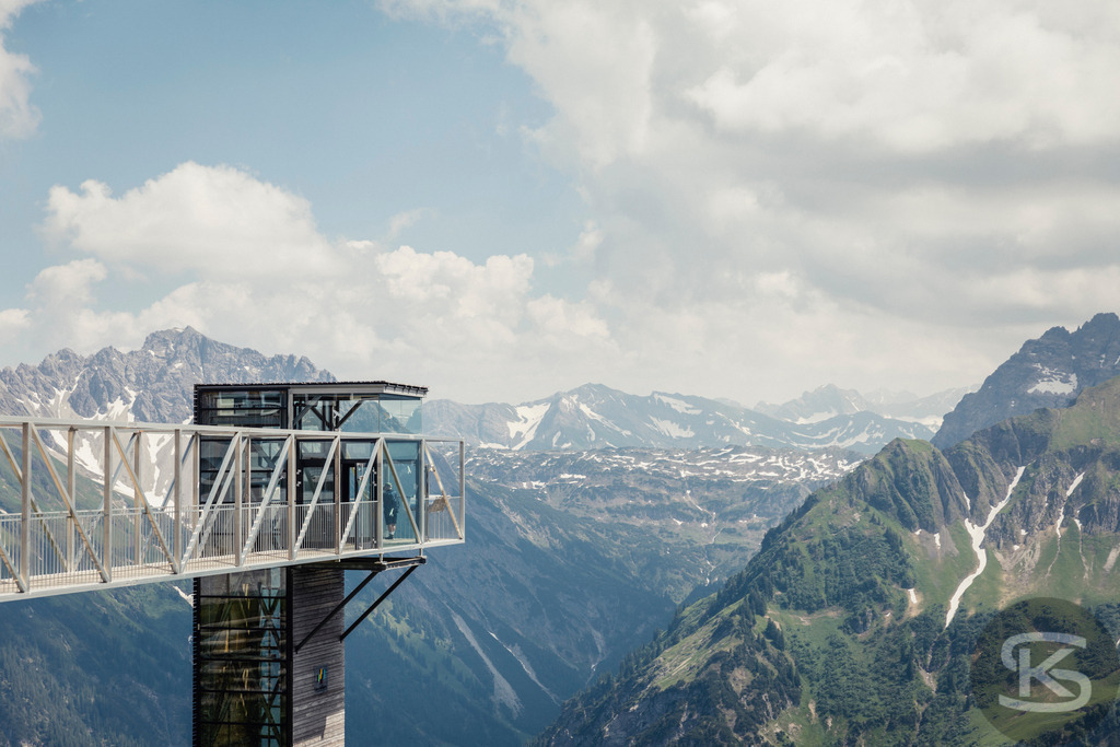 Aussichtsplattform Walmendinger Horn - Alpenpanorama Kleinwalsertal | Spektakuläre Aussichtsplattform am Walmendinger Horn mit atemberaubendem Blick auf die verschneiten Gipfel der Allgäuer Alpen. Die moderne Aussichtskanzel bietet ein beeindruckendes Panorama über das Kleinwalsertal und die majestätische Bergwelt Vorarlbergs. - Realisiert mit Pictrs.com