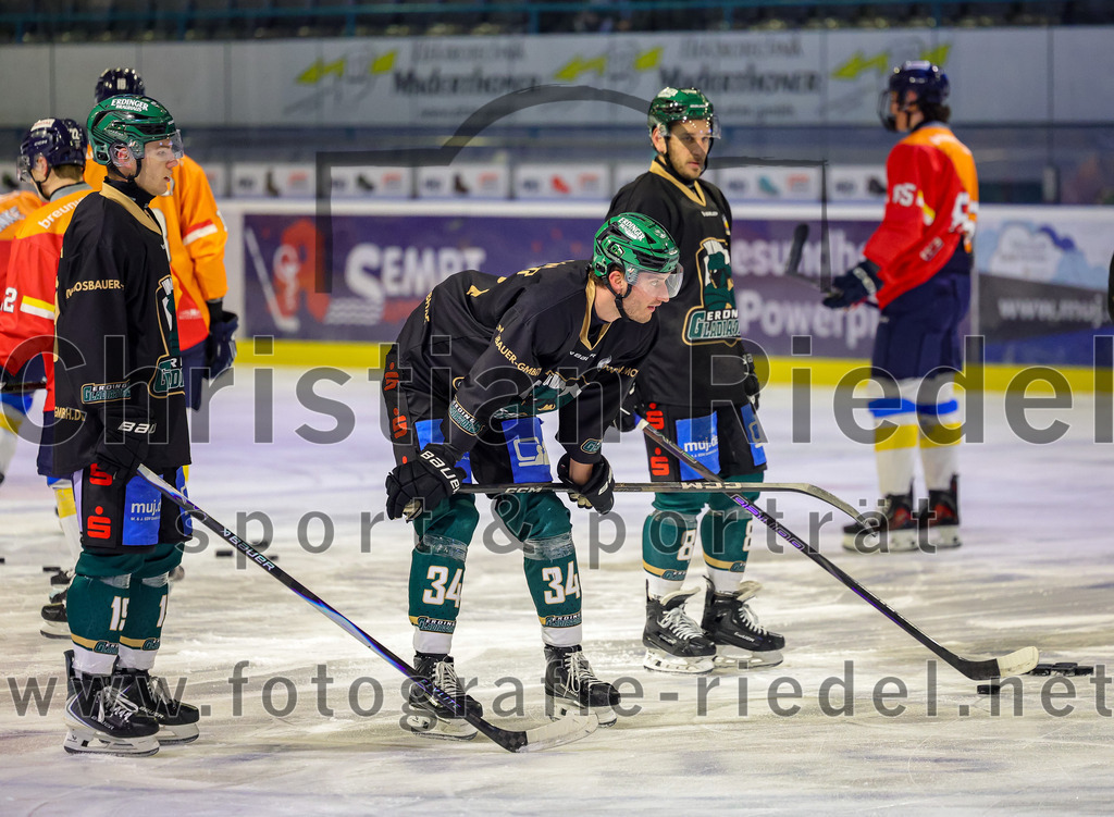 2025-12-05_031_TSV_Erding_gegen_Stuttgart_Rebels | Erding, Deutschland, 05.12.2025:Eishockey, Oberliga Süd 2025 / 2026, 23. Spieltag, TSV Erding gegen Stuttgart Rebels, Endergebnis: 5:6Dennis Henter (Erding Gladiators, #19), Bastian Cramer (Erding Gladiators, #34), Maximilian Forster (Erding Gladiators, #81)Foto: Christian Riedel / fotografie-riedel.net