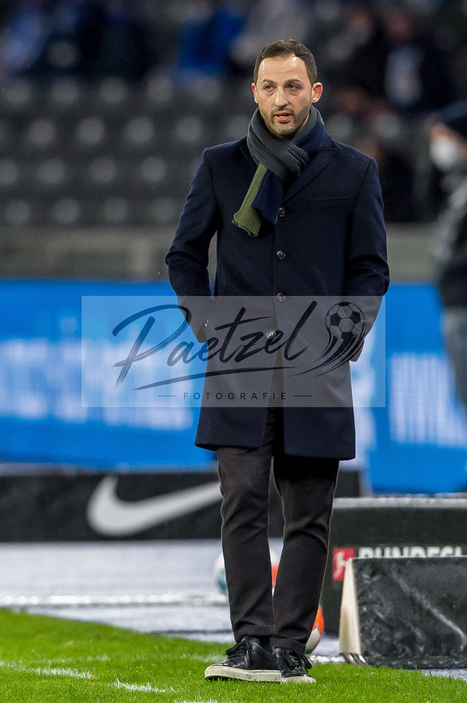 BSCRBL20220220_037 | Fussball, Herren: Trainer Domenico Tedesco (RB Leipzig) schaut bei dem Spiel der 1. Bundesliga zwischen Hertha BSC und RB Leipzig im Olypiastadion am 20.02.2022 in Berlin, Deutschland.DFB / DFL REGULATIONS PROHIBIT ANY USE OF PHOTOGRAPHS AS IMAGE SEQUENCES AND/OR QUASI-VIDEO. - Realisiert mit Pictrs.com