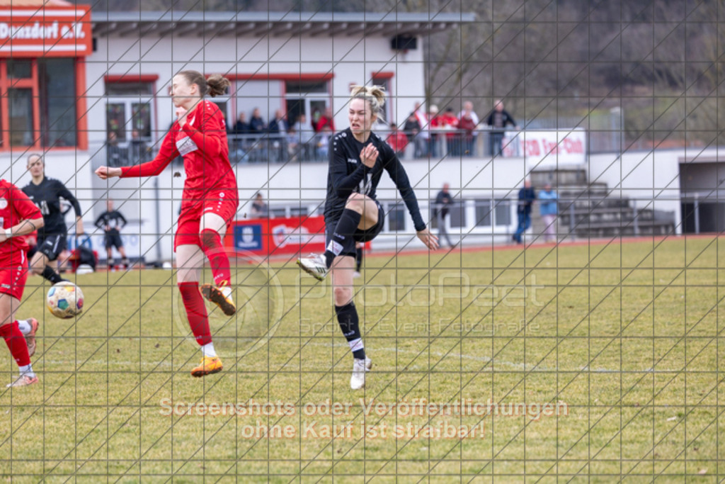 20250223_141248_0550 | #,1.FC Donzdorf (rot) vs. TSV Tettnang (schwarz), Fussball, Frauen-WFV-Pokal Achtelfinale, Saison 2024/2025, Rasenplatz Lautertal Stadion, Süßener Straße 16, 73072 Donzdorf, 23.02.2025 - 13:00 Uhr,Foto: PhotoPeet-Sportfotografie/Peter Harich