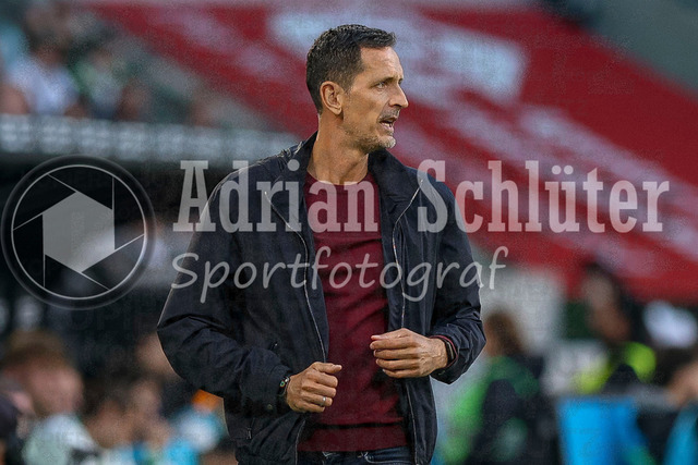 Borussia Mönchengladbach vs Eintracht Frankfurt - Bundesliga  | Mönchengladbach, Deutschland, 27.09.25:   Trainer Dino Toppmoeller schaut waehrend des Spiels der Bundesliga zwischen Borussia Mönchengladbach vs Eintracht Frankfurt im Stadion im Borussia Park(Foto von Brauer-Fotoagentur / Adrian Schlueter)