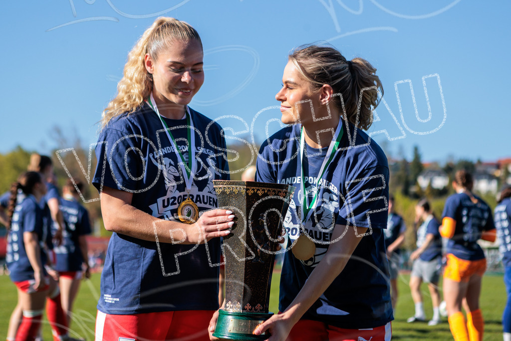 Gipfeltreffen der Frauen: Finale um den Sachsenlotto Landespokal 2026 | Am 1. Mai 2026 trafen im Endspiel des Sachsenlotto Landespokals die Frauen des Chemnitzer FC und die zweite Mannschaft von RasenBallsport Leipzig aufeinander. Vor stimmungsvoller Kulisse kämpften beide Teams ab 15:00 Uhr um die begehrte Trophäe des sächsischen Fußballs. Diese Galerie zeigt die Highlights, packende Zweikämpfe und die emotionalsten Momente des Finaltags. - Realisiert mit Pictrs.com