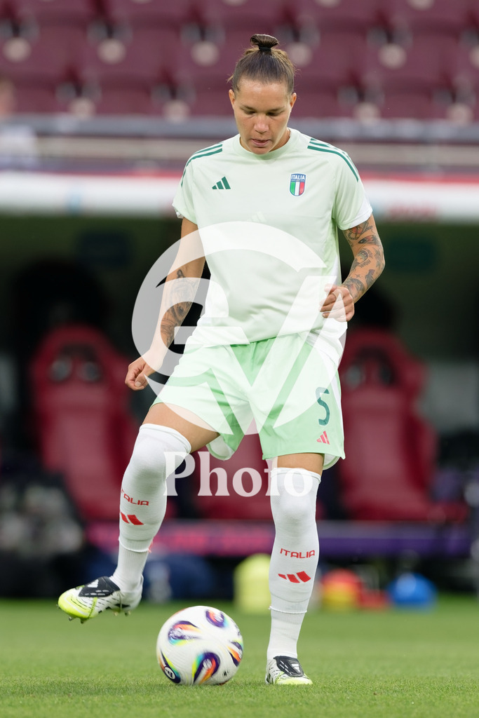 Norway v Italy - UEFA Women's EURO 2025 Quarter-Final | GENEVA, SWITZERLAND - JULY 16: Elena Linari of Italy  during warm-up before the UEFA Women's EURO 2025 Quarter-Final match between Norway and Italy at Stade de Geneve on July 16, 2025 in Geneva, Switzerland. (Photo by Giuseppe Velletri/Sports Press Photo/Getty Images)