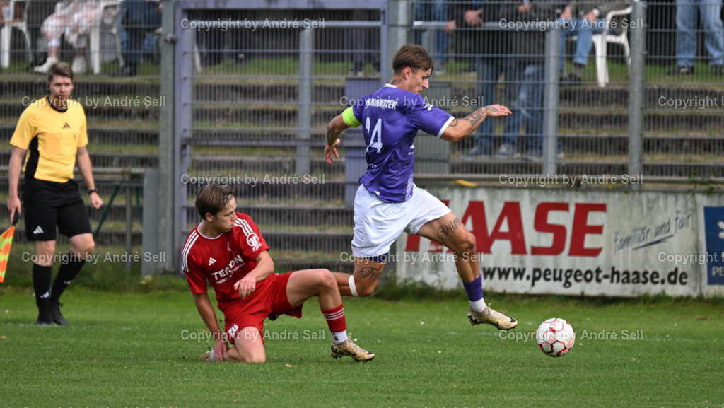 VfR Neumünster vs SpVg Eidertal Molfsee | Kenny Korup (VfR #24) / Marcel Wasielewski (Molfsee #28) - Fußball-Oberliga Männer 2024/2025 / VfR Neumünster vs SpVg Eidertal Molfsee / VfR-Stadion / Neumünster / 29.09.24 - Realisiert mit Pictrs.com