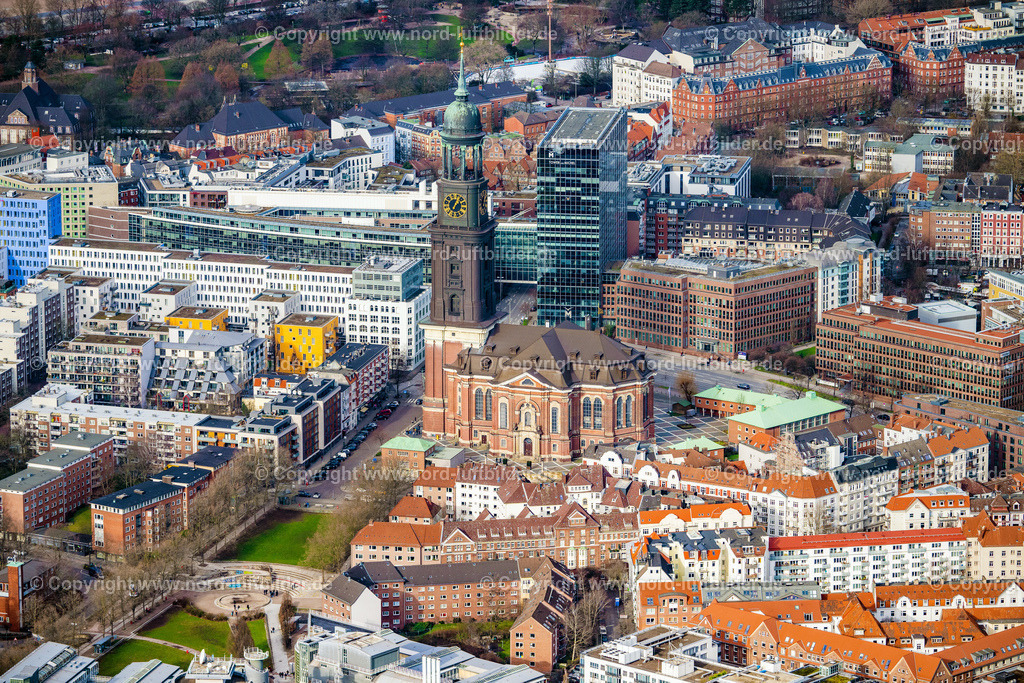 Hamburg_Michel_St.Michaelis_Kirche_ELS_3322040223 | HAMBURG 04.02.2023 Turm der Hauptkirche Sankt Michaelis genannt " Michel " im Ortsteil Altstadt in Hamburg. Die evangelische Kirche St. Michaelis an der Straße Englische Planke in der Hansestadt wurde im Stil des Barock erbaut. Weiterführende Informationen bei: Hauptkirche St. Michaelis. // View of the church St. Michaelis in the district Altstadt in Hamburg. Further information at: Hauptkirche St. Michaelis. Foto: Martin Elsen