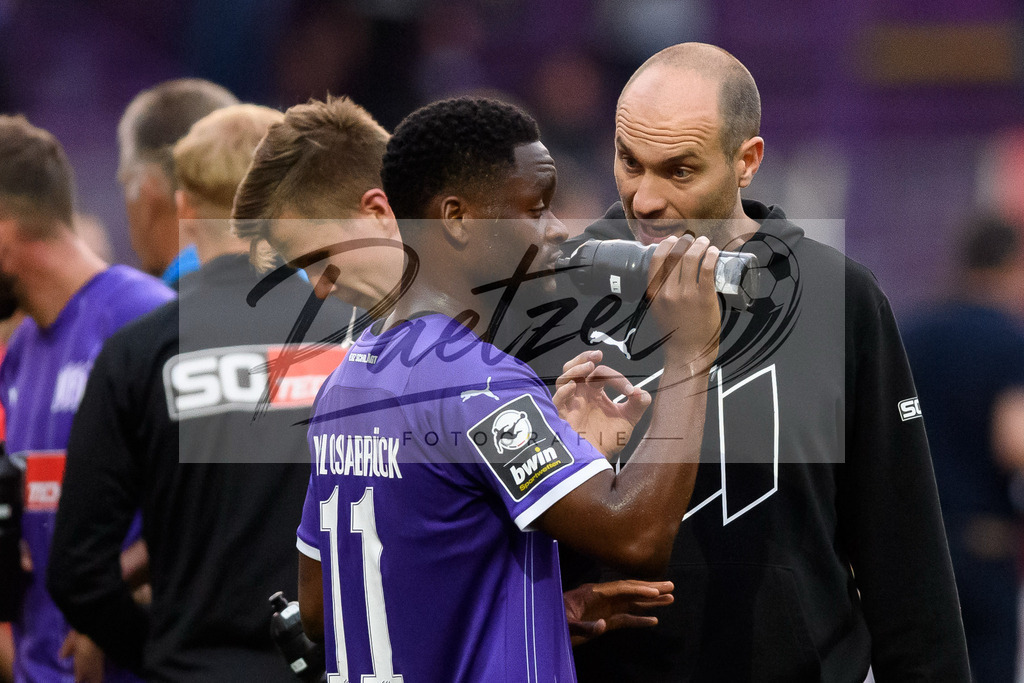 OSNVKO2021090620210906_186 | Fussball, Herren: Trainer Daniel Scherning (VfL Osnabrueck) spricht mit Ba-Muaka Simakala (VfL Osnabrueck) beim Spiel der 3. Liga zwischen VfL Osnabrueck und FC Viktoria Koeln im Stadion an der Bremer Bruecke am 06.09.2021 in Osnabrueck, Deutschland.DFB / DFL REGULATIONS PROHIBIT ANY USE OF PHOTOGRAPHS AS IMAGE SEQUENCES AND/OR QUASI-VIDEO. - Realisiert mit Pictrs.com