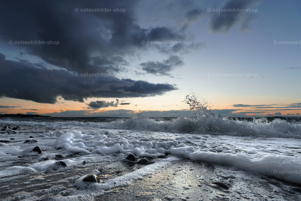 Zur blauen Stunde am Ostseestrand | Das Bild zeigt auslaufende Wellen am Ostseestrand kurz nach Sonnenuntergang.