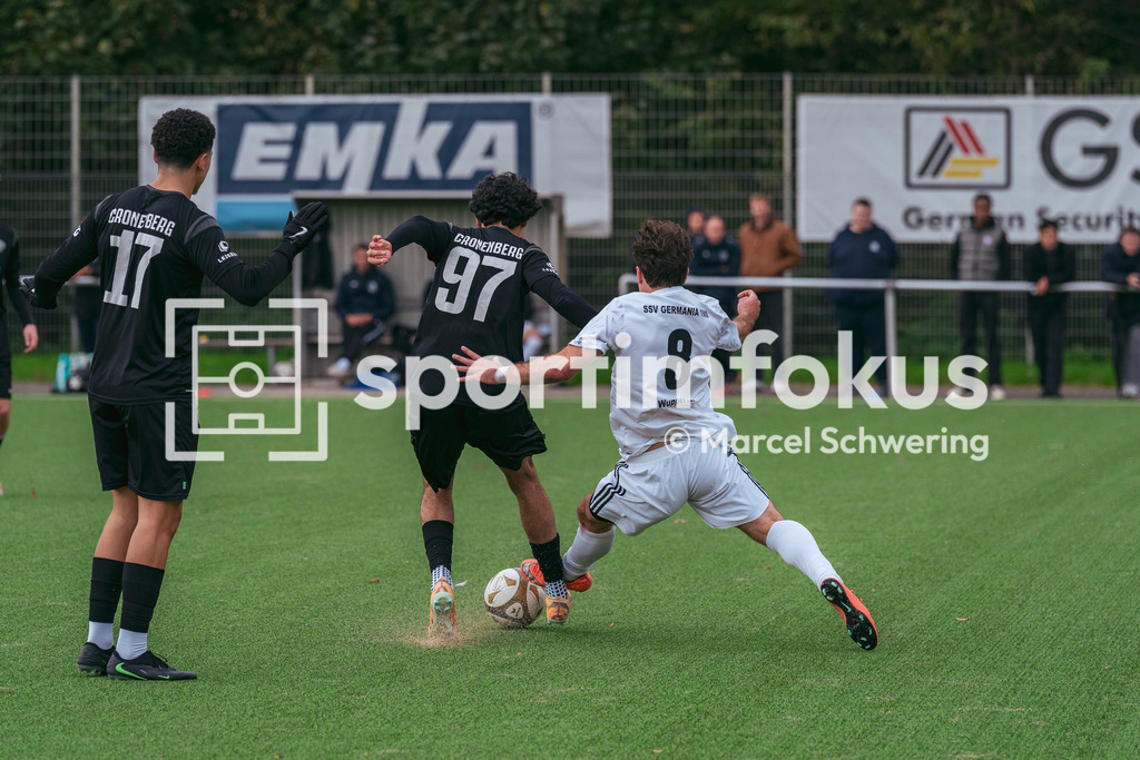 SSV Germania Wuppertal – Cronenberger SC | Mohamed Bouaasria (97, Cronenberger SC) im Zweikampf gegen Vladyslav Leshchenko (8, SSV Germania Wuppertal). Bezirksliga Niederrhein, Gruppe 2: SSV Germania Wuppertal gegen Cronenberger SC, Wuppertal, 11.10.2026. Endstand: 1:4. sportimfokus / Marcel Schwering - Realisiert mit Pictrs.com