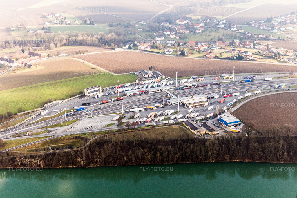 Vue aérienne: Passage frontalier autoroutier, contrôles routiers pour camions sur l'A8 entre l'Autriche et l'A3 en Allemagne, au niveau de l'Inn. à Suben dans le département Haute-Autriche, L'Autriche. Photo: IMG_096071.jpg prise le 29/12/2016 par Werner Riehm/FLY-FOTO.euRésolution de l'original: 4732 x 3154 px
