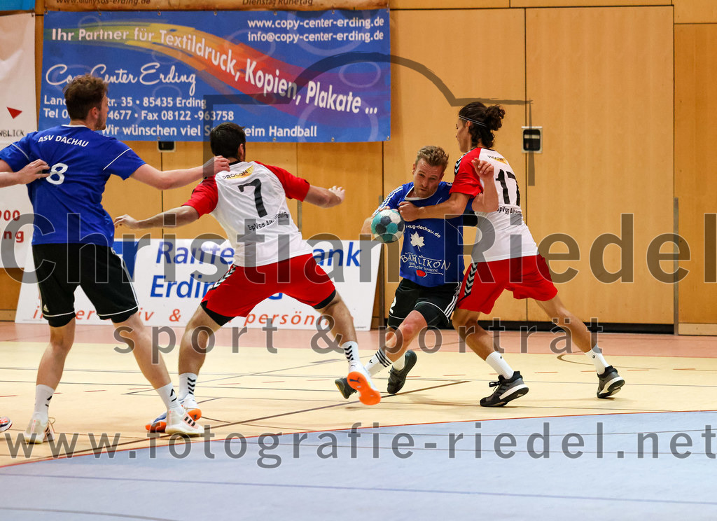 2022-10-08_071_SpVgg_Altenerding_gegen_ASV_Dachau | Erding, Deutschland, 08.10.2022:
Handball, Bezirksoberliga Männer 2022 / 2023, 4. Spieltag, SpVgg Altenerding gegen ASV Dachau, Endergebnis: 23:23

Felix Eckstein (ASV Dachau, #8), Simon Dybilasz (SpVgg Altenerding, #7), Maximilian Hauß (ASV Dachau, #2), Luis Leitner (SpVgg Altenerding, #17)

Foto: Christian Riedel / fotografie-riedel.net