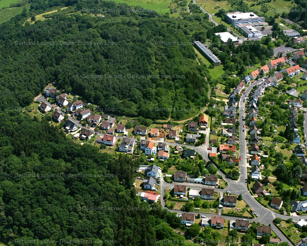 2610651 | Herborn 09.06.2006 Von Wald und Forstgebieten umgebener Ortskern der Straßen und Häuser und Wohngebiete in Burg im Bundesland Hessen, Deutschland // Surrounded by forest and forest areas center of the streets and houses and residential areas in Burg in the state Hesse, Germany Foto: Gerhard Launer