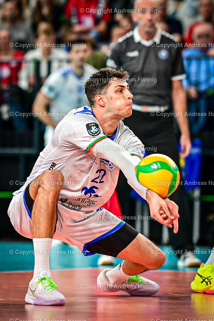 Volleyball I Herren I Saison 2024-2025 I Champions League Volley I 4th Round Leg 4  CLVM 84 I SVG Lüneburg - Levski SOFIA I 18.12.2024 | Starke Annahme von Julius FIRKAL (22, Levski SOFIA), Todor SKRIMOV (8, Levski SOFIA) staunt - Realisiert mit Pictrs.com