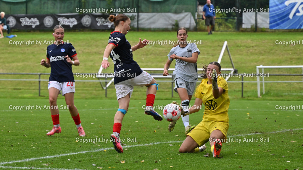Holstein Kiel vs VfL Wolfsburg II | Kira Hasse (Holstein #24) scheitert an Ylvi Eisenbeiß (Wolfsburg #1) / Fußball-Regionalliga Nord Frauen 2026/2027 / Holstein Kiel vs VfL Wolfsburg II / Waldwiese / Kiel / 13.09.26 - Realisiert mit Pictrs.com