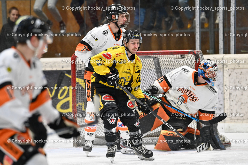 EC Hornets Spittal vs. USC Piraten Velden 18.2.2024 | #22 Thaler Tim EC Hornets Spittal, #77 Ortner Stefan USC Velden, #29 Stroi Thomas USC Velden, EC Hornets Spittal vs. USC Piraten Velden 18.2.2024, EC Hornets Spittal vs. USC Piraten Velden 18.2.2024 am 18.02.2024 in Spittal an der Drau (Eissportzentrum Spittal), Austria, (Photo by Bernd Stefan)