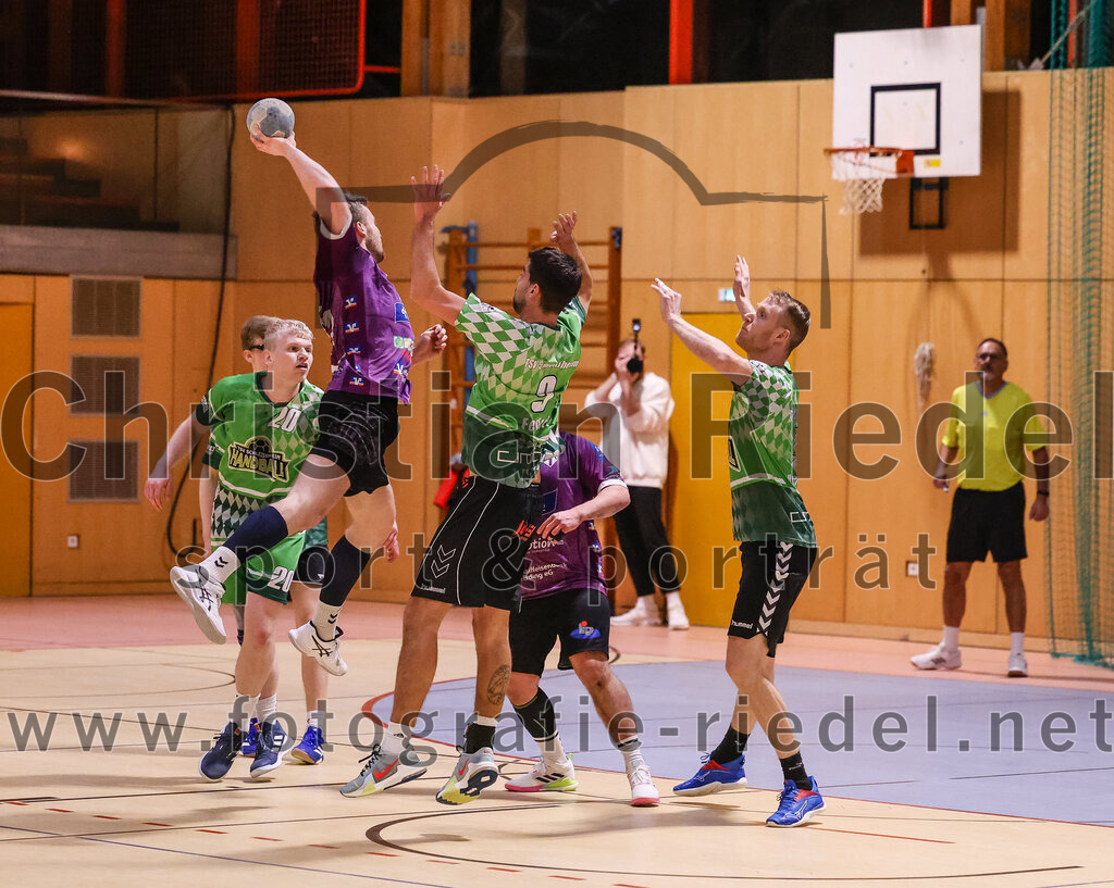 2025-03-15_050_SpVgg_Altenerding_gegen_TSV_Schleissheim | Erding, Deutschland, 15.03.2025:Handball, Bezirksoberliga Männer 2024 / 2025, 18. Spieltag, SpVgg Altenerding gegen TSV Schleißheim, Endergebnis: 32:27Mike Matser (TSV Schleissheim, #20), Manuel Federl (TSV Schleissheim, #9)Foto: Christian Riedel / fotografie-riedel.net