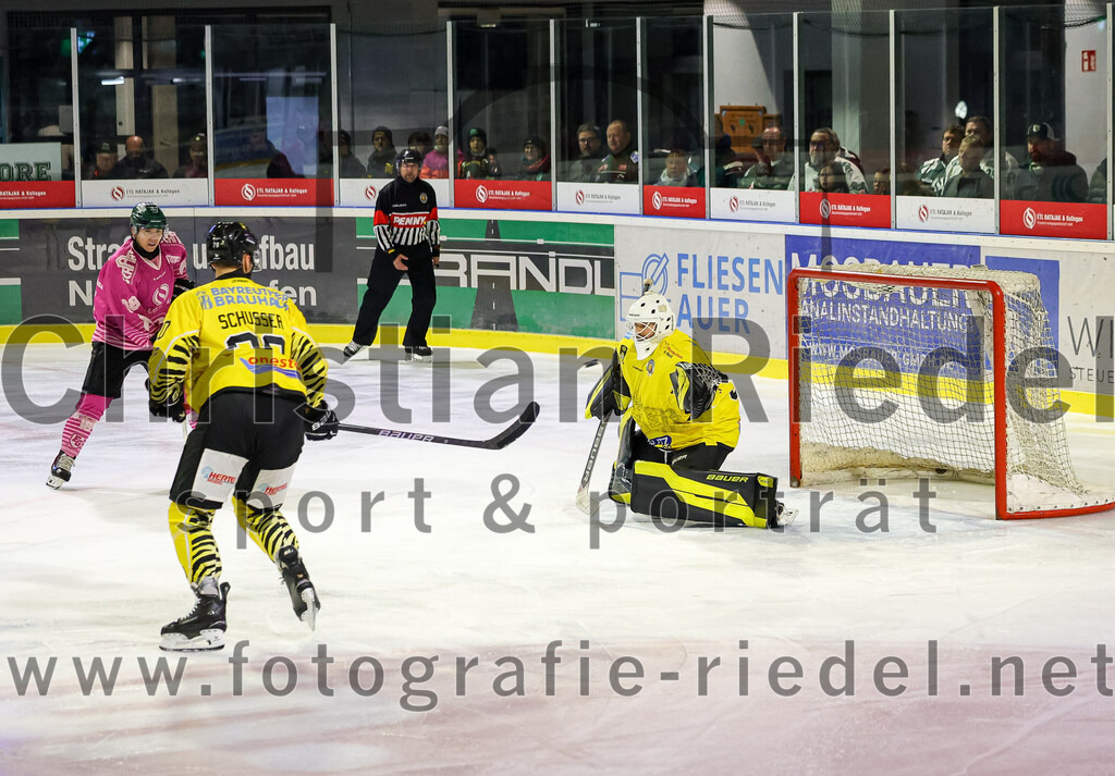 2025-10-10_125_TSV_Erding_gegen_onesto_Tigers_Bayreuth | Erding, Deutschland, 10.10.2025:Eishockey, Oberliga Süd 2025 / 2026, 7. Spieltag, TSV Erding gegen onesto Tigers Bayreuth, Endergebnis: 2:5Adam Schuster (onesto Tigers Bayreuth, #20), Torwart Maximilian Meier (onesto Tigers Bayreuth, #30)#Foto: Christian Riedel / fotografie-riedel.net