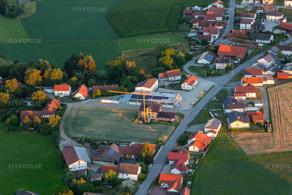 Luftbild: Martinsbuch im Ortsteil Martinsbuch in Mengkofen im Bundesland Bayern in Deutschland. – Foto: IMG_133375.jpg vom 03.07.2022 durch Werner Riehm/FLY-FOTO.de – Auflösung des Originals: 5214 x 3476 px – Mengkofen