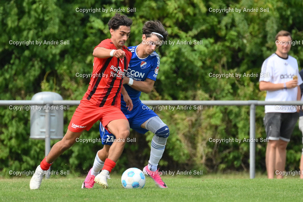 SpVg Eidertal Molfsee vs TSV Kronshagen | Jascha Puhlmann (Molfsee #23) vs Yunus Boz (TSVK #25) / Fußball-Landesliga Schleswig Männer 2026/2027 / SpVg Eidertal Molfsee vs TSV Kronshagen / Platz A / Molfsee / 15.08.26 - Realisiert mit Pictrs.com
