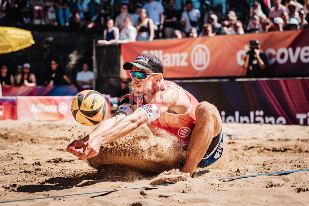 Beachvolleyball | Männer | Allianz German Beach Tour 2025 | Tourstop Düsseldorf | 11.05.2025 | Bennet Poniewaz bei der Annahme